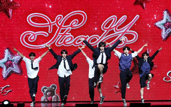 엔시티 위시(NCT WISH)가 일본 투어를 성료했다. 사진은 그룹 'NCT WISH'가 지난 9월24일 서울 용산구 블루스퀘어에서 가진 미니 1집 ‘스테디(Steady)’ 발매 기념 쇼케이스에서 타이틀 곡을 선보이는 모습. /사진=뉴스1 