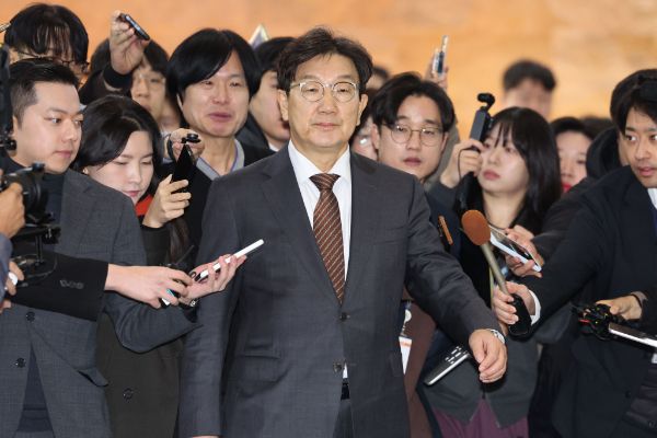 권성동 국민의힘 원내대표가 탄핵 반대 당론이 바뀔 가능성이 크지 않다고 14일 밝혔다. 사진은 이날 오전 서울 여의도 국회에서 열린 비공개 의원총회에서 권성동 국민의힘 원내대표가 의총장에 들어서는 모습. /사진=뉴시스 