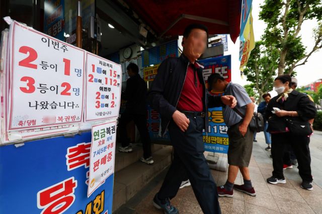 제1150회 로또 1등 당첨 배출점이 전국에서 17곳 나왔다. 사진은 지난 5월30일 서울 시내의 한 복권방의 모습. /사진=뉴시스