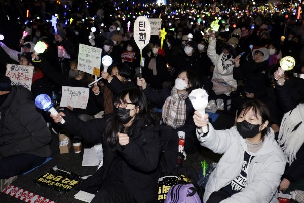 윤석열 대통령 탄핵 촉구 집회에 사람이 많이 몰릴 것으로 예상되는 가운데 인근 개방화장실을 확인할 수 있는 방법이 있다. 사진은 지난 12일 서울 영등포구 국회 앞에서 열린 윤석열 대통령 탄핵 촉구 촛불집회에 참가한 청년들이 구호를 외치는 모습. /사진=뉴시스