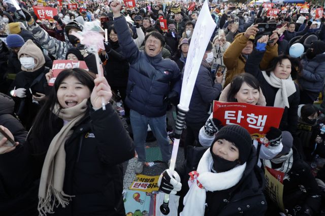 윤석열 대통령 탄핵안이 국회를 통과하자 국회 앞에 운집한 시민들이 일제히 기쁨을 나타냈다. /사진=뉴시스 