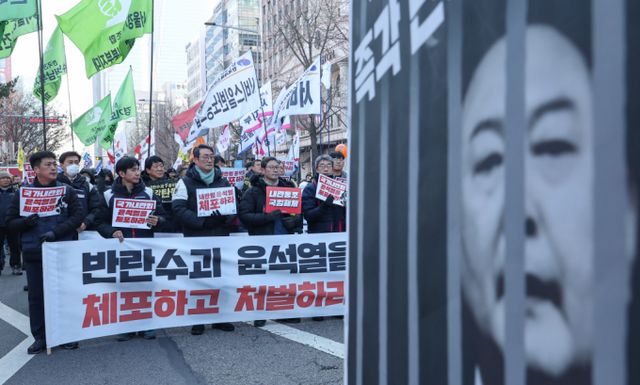  13일(현지시각) 미국 월스트리트저널은 여론조사 기관 모닝컨설트의 25개국 관련 조사를 인용해 세계 선진국 지도자들 가운데 윤석열 대통령이 지지율 최하위를 기록했다고 보도했다. 민주노총 조합원들이 14일 서울 여의도 국회 인근에서 '내란수괴 윤석열 즉각 탄핵 결의대회'에서 구호를 외치고 있다. /사진=뉴스1 
