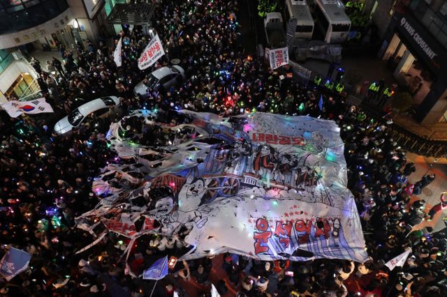 14일 국회가 윤석열 대통령에 대한 2차 탄핵안 표결이 예정된 가운데 여의도 곳곳에서 대규모 집회가 열린다. 지난 13일 서울 영등포구 여의도 국민의힘 당사 앞에서 시민들이 윤석열 대통령 탄핵과 국민의힘 해체를 촉구하는 퍼포먼스를 펼치고 있다. /사진=뉴스1