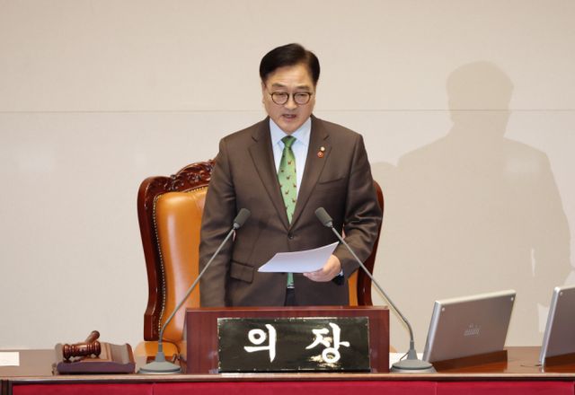 윤석열 대통령이 헌법재판소의 탄핵심판을 받는다. 사진은 14일 서울 여의도 국회에서 열린 윤석열 대통령 탄핵소추안을 가결했다고 발표하는 우원식 국회의장. /사진=뉴시스