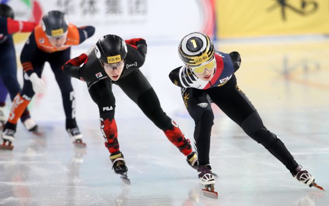지난 14일 서울 양천구 목동 실내빙상장에서 열린 KB금융 2024~2025 ISU 쇼트트랙 월드투어 4차 대회 여자 1000m 결승에서 김길리가 1분30초884의 기록으로 가장 먼저 결승선을 통과하면서 금메달을 수확했다. 13일 서울 양천구 목동 아이스링크에서 열린 'KB금융-ISU 쇼트트랙 월드투어 서울 대회' 여자 1,000m 예선에서 대한민국 김길리가 레이스를 펼치고 있다. /사진=뉴스1 