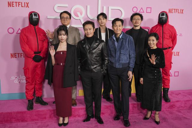 오징어 게임 시즌2 출연진이 12일(현지 시각) 미 캘리포니아주 로스앤젤레스의 시티 칼리지에서 열린 '오징어 게임' 시즌 2 시사회장에 도착해 기념 촬영하고 있다. 뒷줄 왼쪽부터 시계방향으로 배우 이서환, 임시완, 양동근, 강애심, 이정재 이병헌, 조유리. /AP=뉴시스