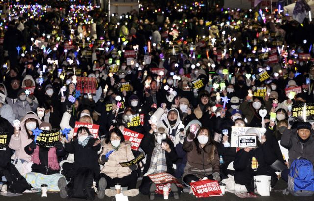 서울 영등포구 국회 앞에서 촛불집회 참가자들이 윤석열 대통령 탄핵을 촉구하고 있다. / 사진=뉴시스 최동준 기자 