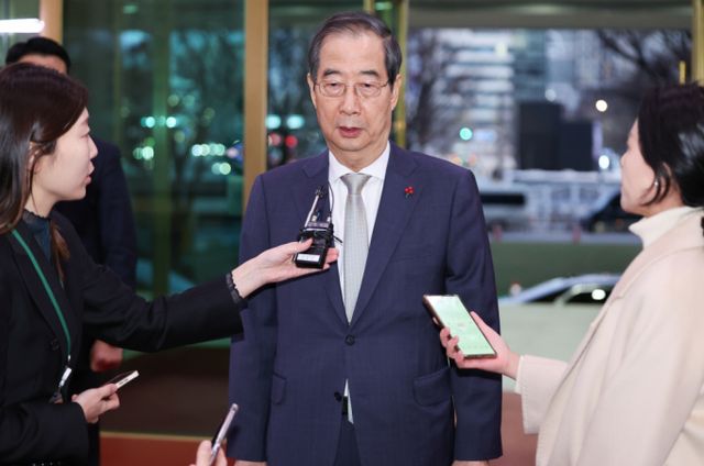 한덕수 국무총리가 윤석열 대통령에 대한 탄핵소추안이 가결된 것에 대해 유감을 표하며 국정 안정에 최선을 다하겠다고 밝혔다. 사진은 14일 서울 종로구 정부서울청사에서 취재진의 질의에 답하고 있는 한덕수 국무총리. /사진=뉴스1