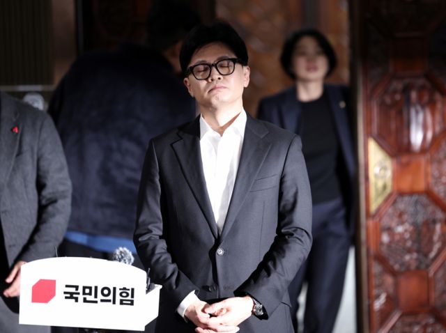 장동혁·진종오·김민전·인요한 국민의힘 최고위원이 사의를 표하면서 한동훈 지도부가 붕괴위험에 빠졌다. 사진은 한 대표가 탄핵안 가결 이후 입장을 밝히기 전 생각에 잠긴 모습. /사진=뉴스1