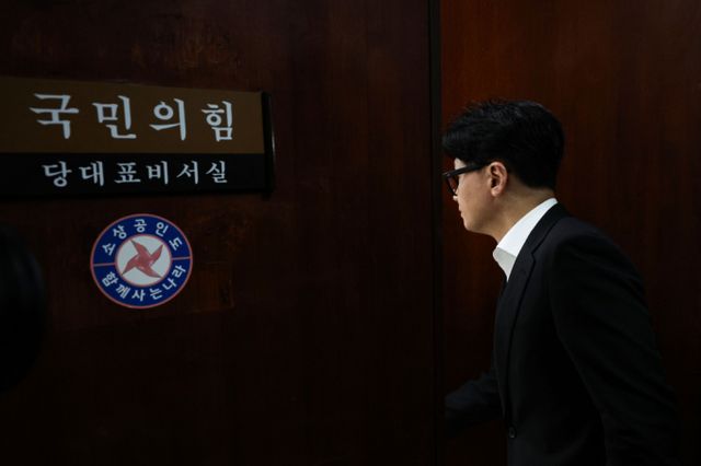 한동훈 국민의힘 대표가 14일 오전 서울 여의도 국회에서 열린 비공개 의원총회 도중 나와 당대표실로 들어서고 있다. /사진=뉴시스
