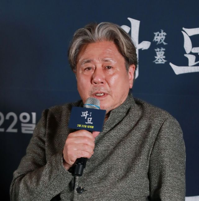 배우 최민식이 부산 해운대구 영화의전당 소극장에서 열린 '제25회 부산영화평론가협회상' 시상식에서 영화 '파묘'로 남자연기상을 받으며 수상 소감과 함께 "(계엄과 탄핵 사태를 겪게 해서) 젊은 친구들에게 미안하다"고 사과했다. 최민식이 지난 2월 영화 '파묘'(감독 장재현) 언론시사회 및 기자간담회에 참석해 질문에 답하고 있다. /사진=뉴시스