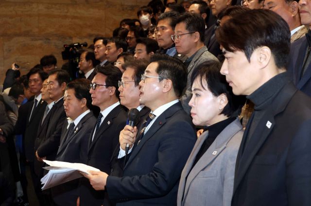 박찬대 더불어민주당 원내대표가 윤석열 대통령에 대한 탄핵소추안 가결을 '국민의 승리'라며 기뻐했다. 사진은 14일 서울 여의도 국회에서 진행된 윤석열 대통령에 대한 탄핵소추안 가결에 감사 인사를 전하는 박찬대 더불어민주당 원내대표와 의원들. /사진=뉴시스