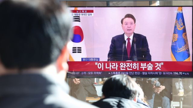  윤석열 대통령이 국회에서 탄핵 소추안이 가결된 이후 기자회견을 통해 자신의 입장을 밝혔다. 사진은 지난 12일 윤 대통령이 대국민 담화를 하는 모습을 시청역에서 바라보는 시민들. /사진=서울/뉴스1