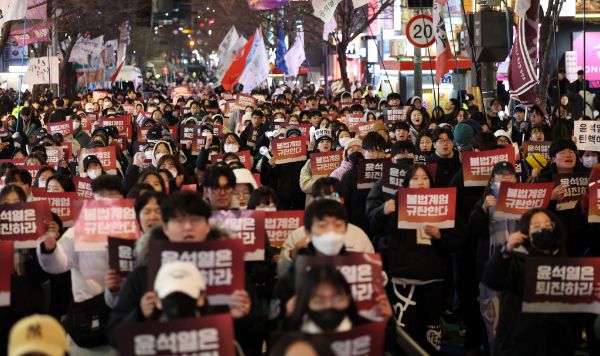 서울시가 탄핵 정국에서 민생 안정을 위해 대응 조직을 신설했다. 사진은 지난 13일 서울 서대문구 신촌 연세로 일대에서 비상계엄대응을 위한 전국 대학 총학생회 공동행동 주최 총궐기 집회에 참가한 대학생들이 윤석열 대통령의 비상계엄 선포 규탄 및 퇴진을 요구하고 있는 모습. /사진=뉴시스