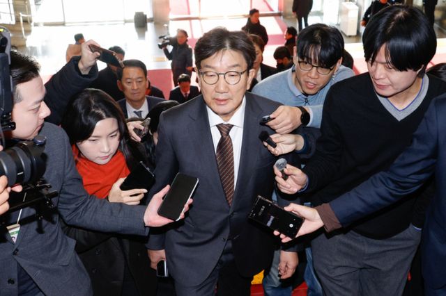 국민의힘이 윤석열 대통령에 대한 탄핵소추안에 반대하는 것을 당론으로 정했다. 사진은 14일 서울 여의도 국회에서 열린 의원총회에 참석한 권성동 국민의힘 원내대표. /사진=뉴스1