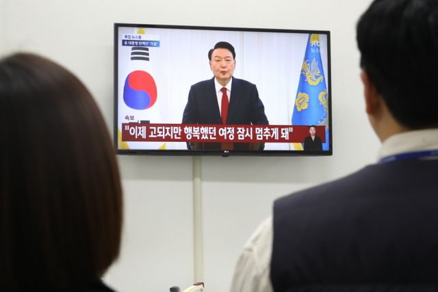 윤석열 대통령이 탄핵소추안이 가결됐지만 포기하지 않고 끝까지 싸우겠다고 밝혔다. 14일 오후 서울 여의도 국회에서 조국혁신당 당직자들이 윤석열 대통령의 대국민담화를 지켜보는 모습. /사진=뉴스1