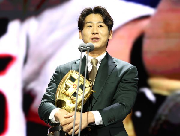 KIA(기아)타이거즈 박찬호가 생애 첫 골든글러브를 받았다. 사진은 KIA 타이거즈 박찬호가 지난 13일 오후 서울 강남구 코엑스 오디토리움에서 열린 '2024 신한은행 쏠 KBO 골든글러브 시상식'에서 유격수 부문 골든글러브를 수상한 후 소감을 전하는 모습. /사진=뉴시스