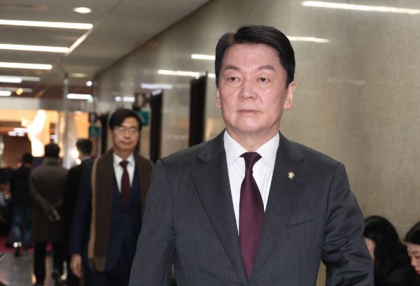 안철수 국민의힘 의원이 윤석열 대통령 탄핵소추안 표결을 찬성한다고 재차 밝혔다. 사진은 지난 10일 안철수, 조경태 국민의힘 의원이 10일 서울 여의도 국회에서 열린 중진의원 회의에 참석하는 모습. /사진=뉴시스 