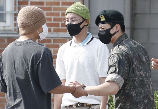 그룹 방탄소년단(BTS)의 지민과 정국이 미국 빌보드가 집계한 연간 결산 차트에 이름을 올렸다. 사진은 그룹 방탄소년단(BTS) 정국(오른쪽)이 지난 6월12일 오전 경기도 연천 소재 육군 제5보병사단 신병교육대에서 지민과 인사를 나누는 모습. /사진=뉴스1