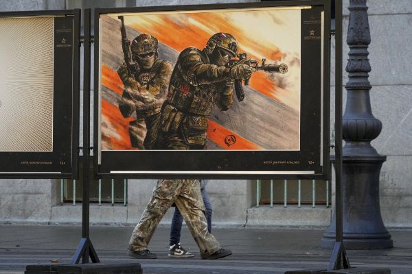 러시아에 파병된 북한군이 러시아 쿠르스크 지역에서 첫 번째 전투에 참가했다. 사진은 지난 11일(현지 시각) 러시아 상트페테르부르크에 설치된 러시아 군대를 기리는 '함께 승리를 향해'라는 주제의 포스터 뒤로 시민들이 지나가고 있는 모습. /사진=뉴시스