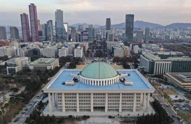 대통령 탄핵 사태로 주택 실수요자가 받는 영향은 크지 않을 것이라는 의견도 나온다. 하지만 정책 변화와 분양경기 침체는 피할 수 없을 전망이다. 사진은 탄핵 표결을 하루 앞둔 지난 13일 오후 서울 여의도 국회의사당 모습. /사진=뉴시스