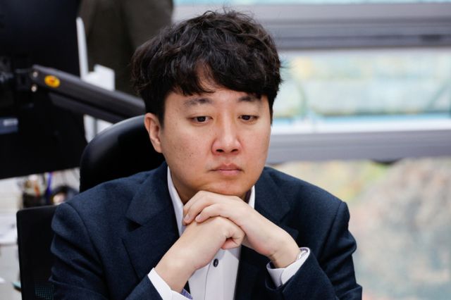 이준석 개혁신당 의원이 윤석열 대통령 탄핵이 헌법재판소에서 인용돼 조기 대선이 치러질 경우 대선에 출마할 뜻이 있다고 밝혔다. 이준석 개혁신당 의원이 지난달 15일 서울 여의도 국회의원회관에서 2022년 6월 지방선거를 앞두고 윤석열 대통령과 부인 김건희 여사가 포항시장 공천 과정에 개입했다는 의혹과 관련 취재진을 만난 모습. /사진=뉴스1