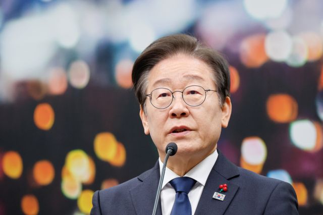 이재명 더불어민주당 대표가 15일 서울 여의도 국회에서 윤석열 대통령 탄핵 가결과 관련, 국정안전협의체 구성 등을 제안했다. /사진=(서울=뉴스1) 안은나 기자