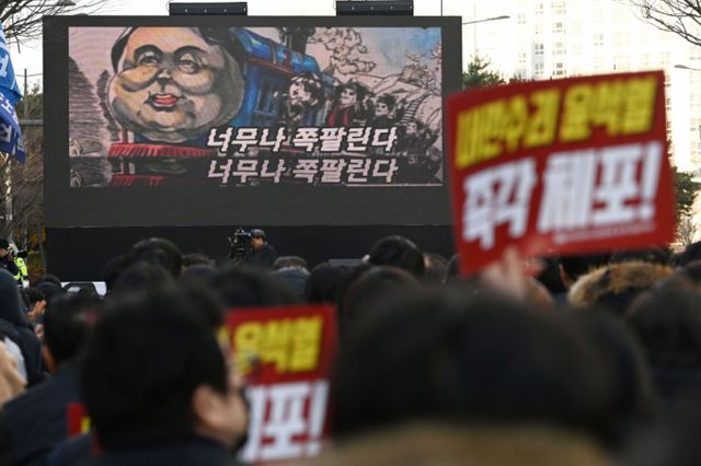 윤석열 대통령의 탄핵소추안이 가결됨에 따라 완성차 업계의 '파업 리스크'가 완화될 전망이다. 지난 11일 전국금속노동조합 광주전남지부가 광주 서구 치평동 국민의힘 광주시당 앞에서 '내란주범 윤석열 즉각 탄핵 구속! 내란동조 국민의힘 해체! 광주전남 금속노동자 총파업대회'를 열고 있다. /사진=뉴시스 