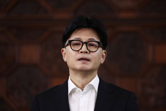 윤석열 대통령 탄핵소추안이 국회 본회의를 통과한 14일 한동훈 국민의힘 대표가 서울 여의도 국회에서 열린 의원총회 도중 나와 입장을 밝히고 있다. /사진=뉴스1