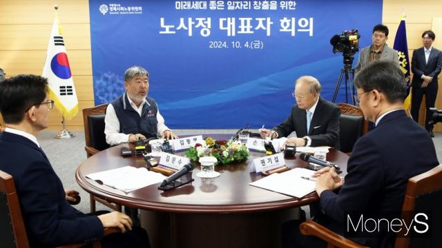 김문수 고용노동부 장관, 김동명 한국노총 위원장, 손경식 한국경영자총협회(경총) 회장 권기섭 경사노위 위원장(왼쪽부터)이지난 10월 4일 서울 종로구 새문안로 경제사회노동위원회에서 열린 노사정 4인 대표자 회의에 참석, 대화를 나누고 있다. / 사진=임한별 기자 