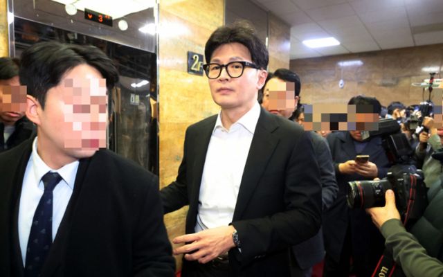 한동훈 국민의힘 대표가 지난 14일 서울 여의도 국회 당 대표실에서 나와 의원총회장으로 이동하고 있다. /사진=뉴스1 조성봉 기자