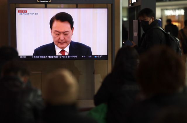 윤석열 대통령의 국회 탄핵안이 가결된 다음 날 15일 오전 서울 용산구 서울역에서 시민들이 뉴스를 시청하고 있다. /사진=뉴시스 김명년 기자