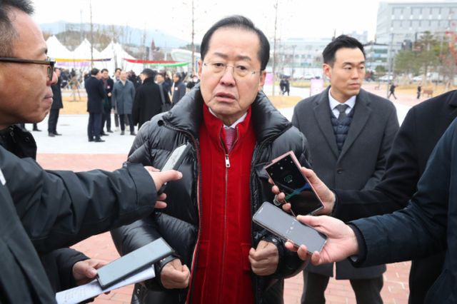 홍준표 대구시장이 지난 13일 오전 대구 서구 서대구역에서 열린 대경선(대구경북선) 광역철도 개통식을 마친 뒤 취재진 질문에 답하고 있다. /사진=뉴스1