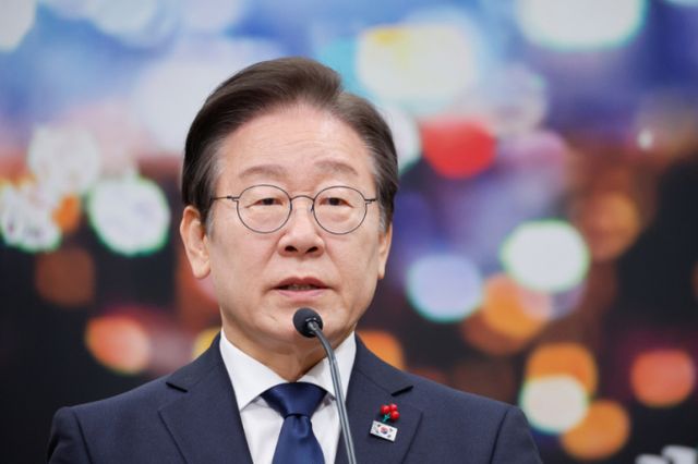 이재명 더불어민주당 대표가 15일 서울 여의도 국회에서 윤석열 대통령 탄핵 가결과 관련, 국정안전협의체 구성 등을 제안하며 기자회견을 하고 있다. /사진=뉴스1