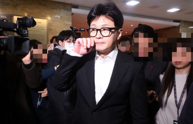 한동훈 국민의힘 대표가 지난 14일 서울 여의도 국회 당 대표실에서 나와 의원총회장으로 이동하고 있다. /사진=뉴시스