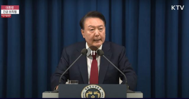 윤석열 대통령이 지난 3일 밤 서울 용산 대통령실 청사에서 긴급 대국민 특별 담화를 하고 있다. /사진=뉴스1
