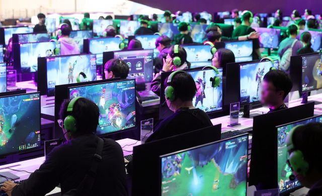 윤석열 대통령의 탄핵소추안이 국회에서 가결되면서 국내 게임업계는 차기 정권에서 다소 완화된 규제 환경을 기대하며 긍정적인 전망을 내놓고 있다.사진은 지난 11월 국제게임전시회 '지스타(G-star) 2024'를 찾은 관람객들이 신작 게임을 즐기고 있는 모습. /사진=뉴시스