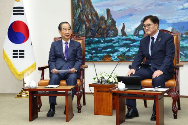 한덕수 대통령 권한대행 겸 국무총리가 15일 서울 여의도 국회에서 우원식 국회의장을 예방해 발언하고 있다. /사진=뉴시스