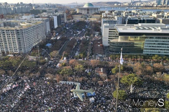 윤석열 대통령에 대한 국회 탄핵소추안이 통과된 지난 14일 서울 여의도 국회대로 일대에 시민들과 정당, 시민단체가 탄핵 집회를 진행하고 있다. /사진=임한별 기자
