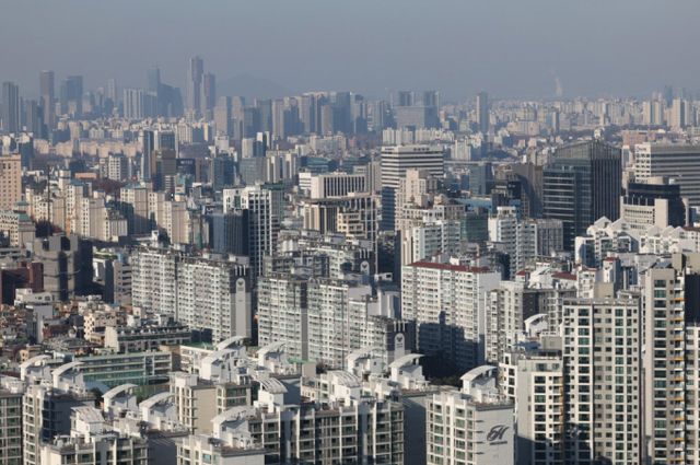 윤석열 대통령의 탄핵으로 정치 리스크가 실물경제로 파급될 것이란 우려가 현실화됐다. 사진은 8일 서울시내 아파트 단지. /사진=뉴시스