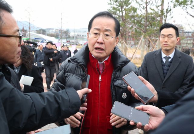 홍준표 대구시장이 지난 13일 오전 대구 서구 서대구역에서 열린 대경선(대구경북선) 광역철도 개통식을 마친 뒤 취재진 질문에 답하고 있다. /사진=뉴스1 