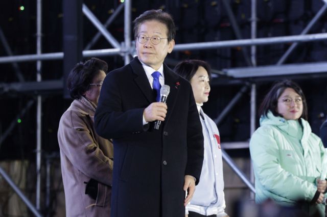 윤석열 대통령 탄핵안이 가결된 지난 14일 서울 영등포구 국회 앞에서 열린 촛불집회에 이재명 더불어민주당 대표가 참석해 인사말을 하고 있다. /사진=뉴시스