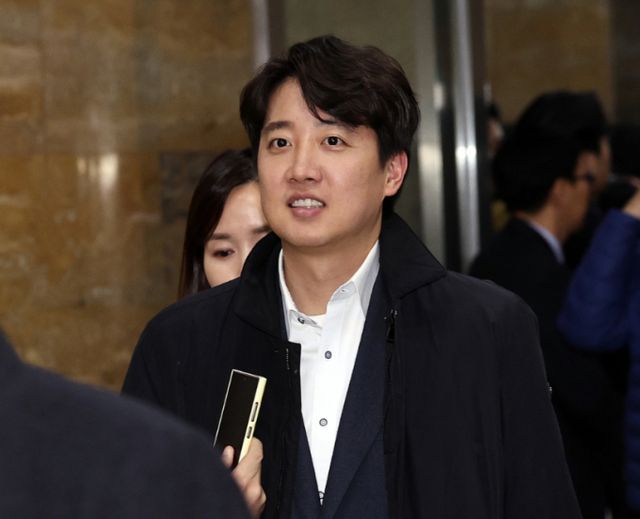 이준석 개혁신당 의원이 지난 10일 오후 서울 여의도 국회에서 열린 2025년도 예산안 관련 본회의에 참석한 뒤 회의장을 나서고 있다. /사진=뉴스1