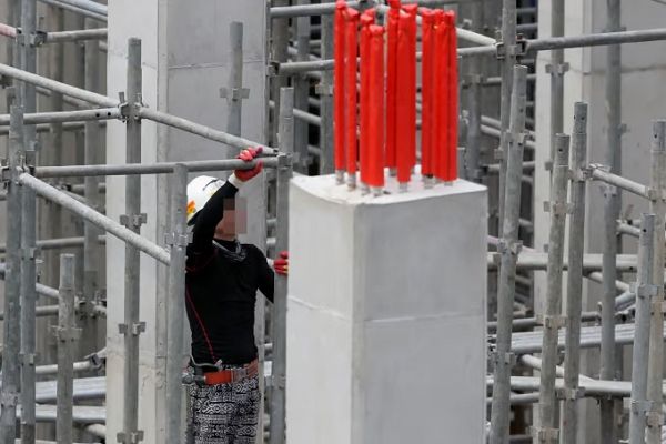 공사현장에서 남성 근로자가 추락했는데 다행히 생명엔 지장이 없는 것으로 전해졌다. 사진은 기사와 관련 없는 서울 시내 한 건설 현장 모습. /사진=뉴시스