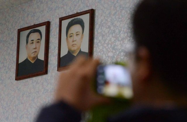 2011년 12월17일 김정일 주석이 사망했다. 사진은 경기 파주 오두산 통일전망대 전시실의 故 김일성(왼쪽)과 김정일(오른쪽) 위원장 사진. /사진=뉴시스