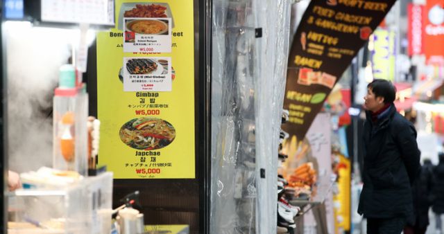 17일 한국소비자원에 따르면 올해 소비자들이 선호하는 외식 8종이 서울을 기준으로 평균 4% 가량 인상된 것으로 나타났다. 16일 서울 중구 명동거리의 한 음식점에 메뉴 가격이 표시돼 있다. /사진=뉴스1