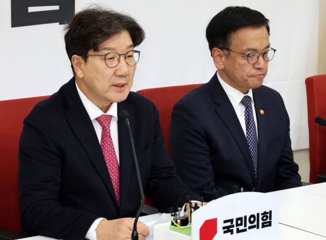 권성동 국민의힘 원내대표가 이재명 더불어민주당의 추가경정예산 논의 발언에 대해 "병주고 약주는 격 아닌가 생각했다"고 말했다. 사진은 권성동(왼쪽) 국민의힘 원내대표가 16일 오후 서울 여의도 국회에서 최상목(오른쪽) 경제부총리 겸 기획재정부 장관을 접견하며 발언하는 모습. /사진=뉴시스