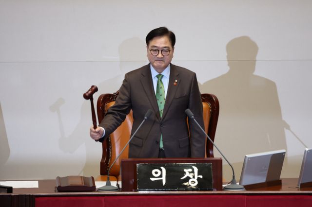 우원식 국회의장이 윤석열 대통령 탄핵소추안 가결을 선포할 당시 착용한 연두색 넥타이가 화제를 얻고 있다. 사진은 우원식 국회의장이 본회의를 개회하는 모습. /사진=뉴시스