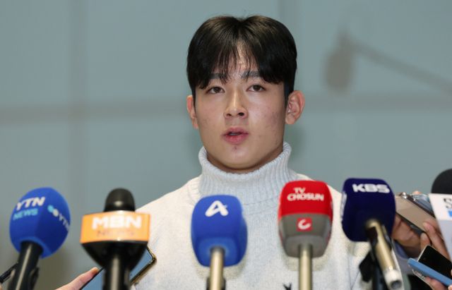 토트넘 훗스퍼 이적을 위해 출국하는 양민혁이 팬들과 기자단 앞에서 포부를 밝혔다. 사진은 16일 인천국제공항 제2터미널을 통해 영국 런던으로 출국하기 전 기자회견을 진행 중인 양민혁. /사진=뉴스1