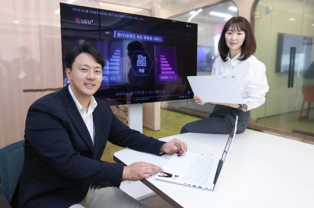 LG유플러스 중견기업 고객용 인터넷 전용회선 '비즈온'의 누적 가입 회선이 지난해 대비 올해 약 200% 증가하며 인기를 끌고 있다. 사진은 비즈온을 소개하는 LG유플러스 직원들의 모습. /사진=LG유플러스